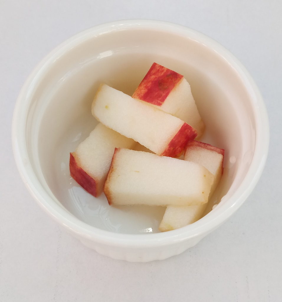 ハムスターの餌のリンゴ